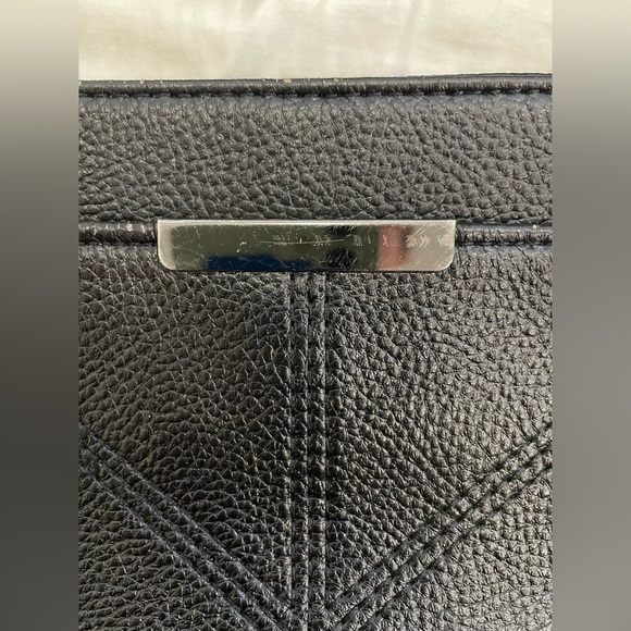 Elegant Black Cross Body Bag - Picture 2 of 16